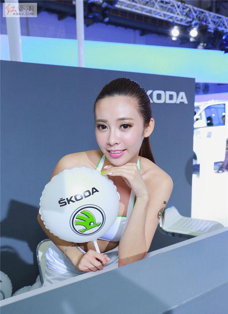 高挑精致装扮的美女车模