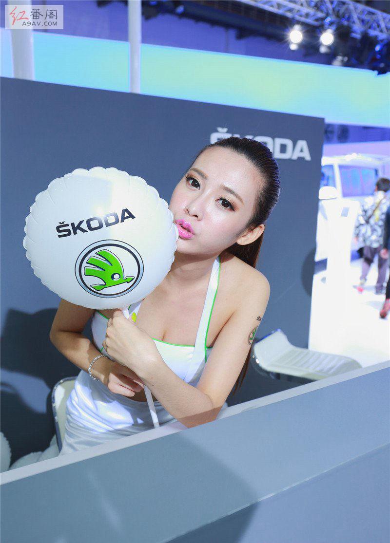 高挑精致装扮的美女车模