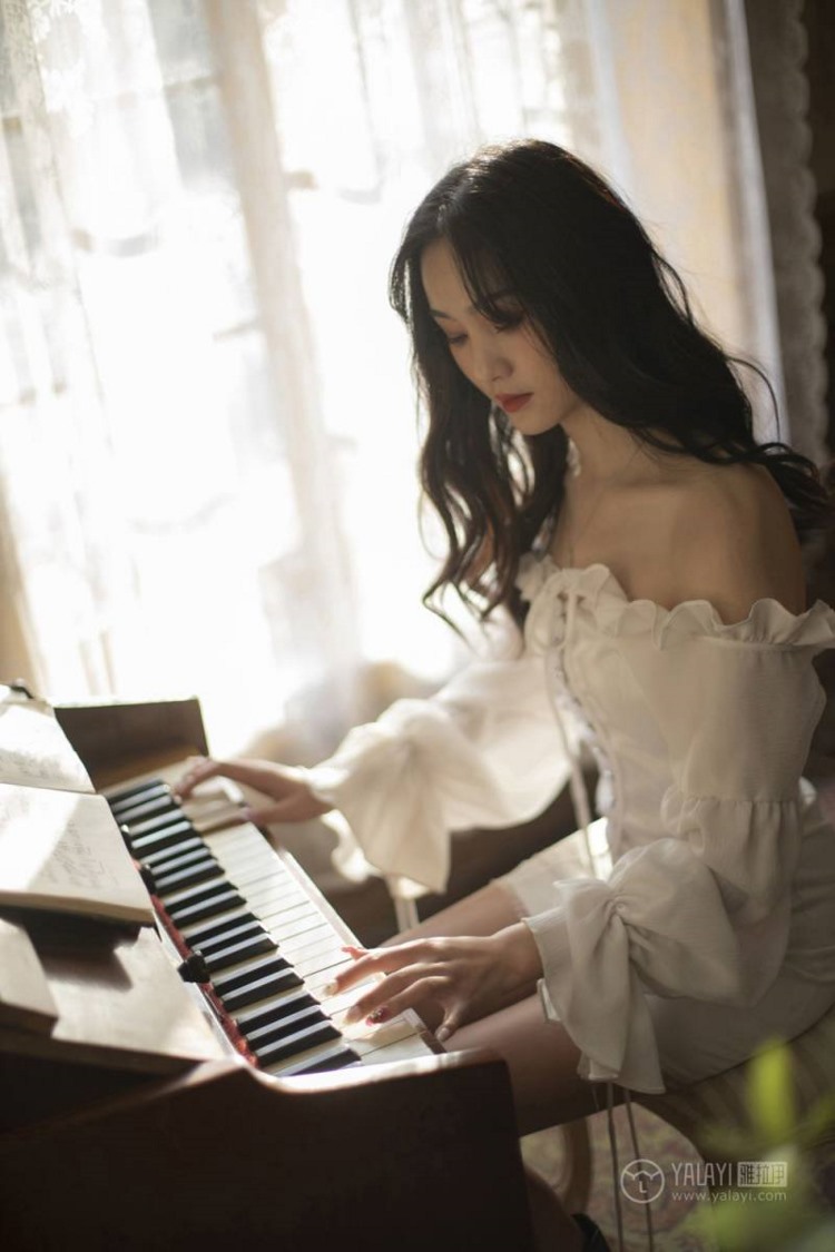 浪漫成熟名媛美女香肩锁骨居家性感妖娆写真图片