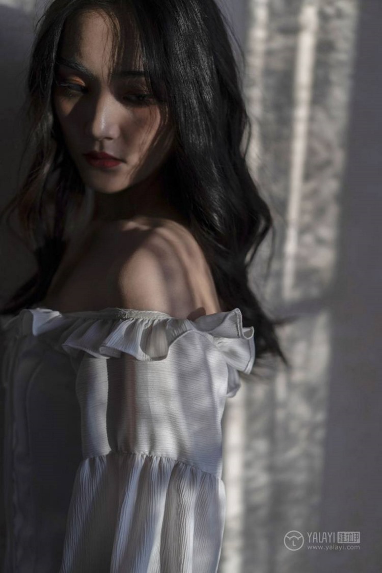 浪漫成熟名媛美女香肩锁骨居家性感妖娆写真图片