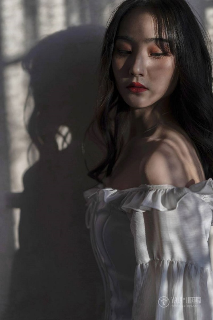 浪漫成熟名媛美女香肩锁骨居家性感妖娆写真图片