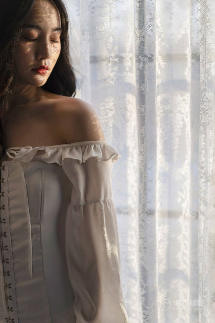 浪漫成熟名媛美女香肩锁骨居家性感妖娆写真图片