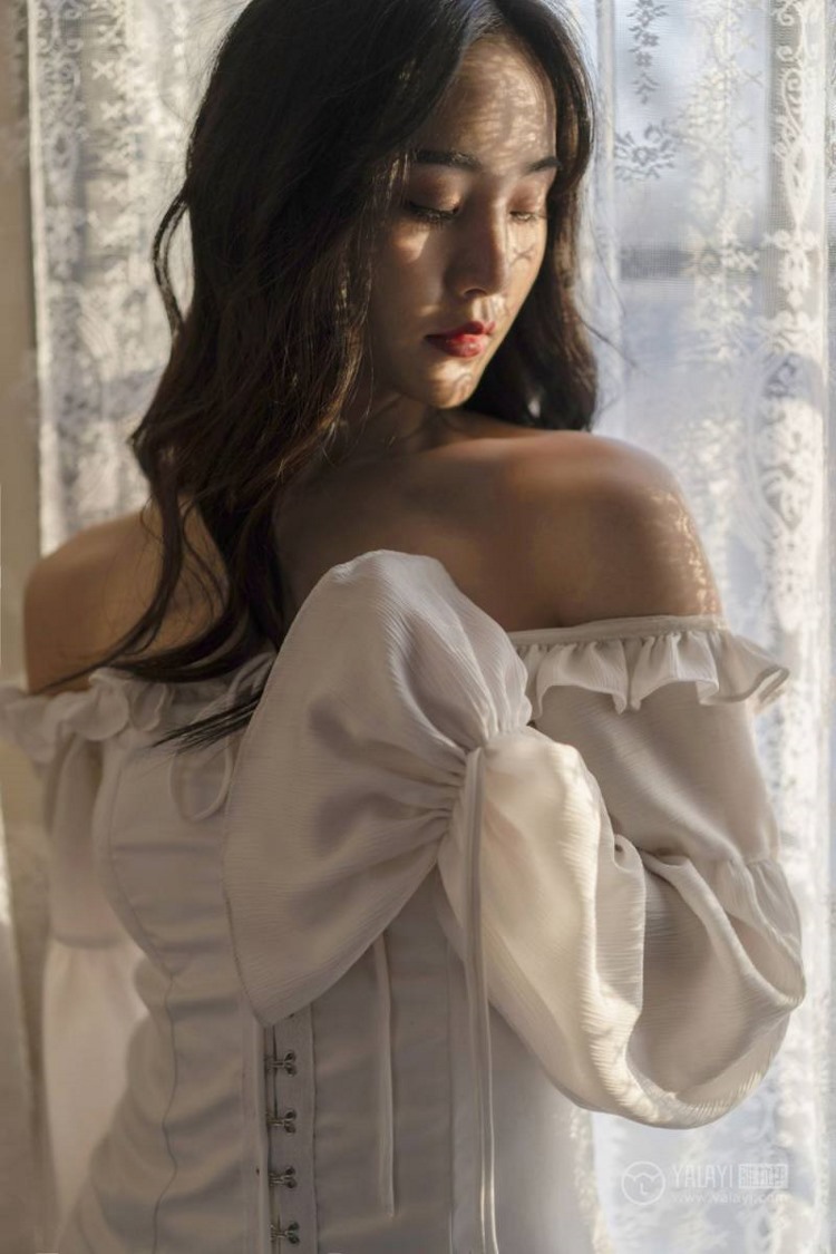 浪漫成熟名媛美女香肩锁骨居家性感妖娆写真图片