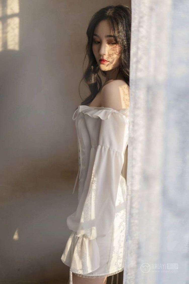 浪漫成熟名媛美女香肩锁骨居家性感妖娆写真图片