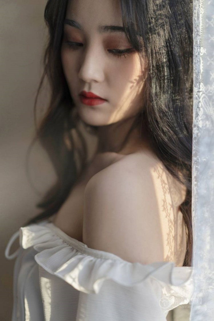 浪漫成熟名媛美女香肩锁骨居家性感妖娆写真图片