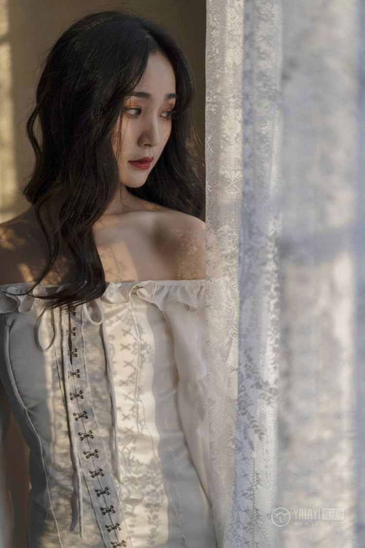 浪漫成熟名媛美女香肩锁骨居家性感妖娆写真图片