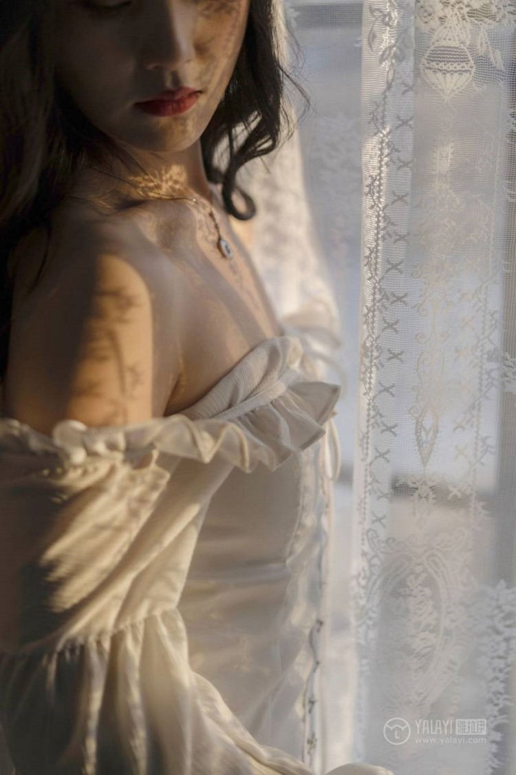 浪漫成熟名媛美女香肩锁骨居家性感妖娆写真图片