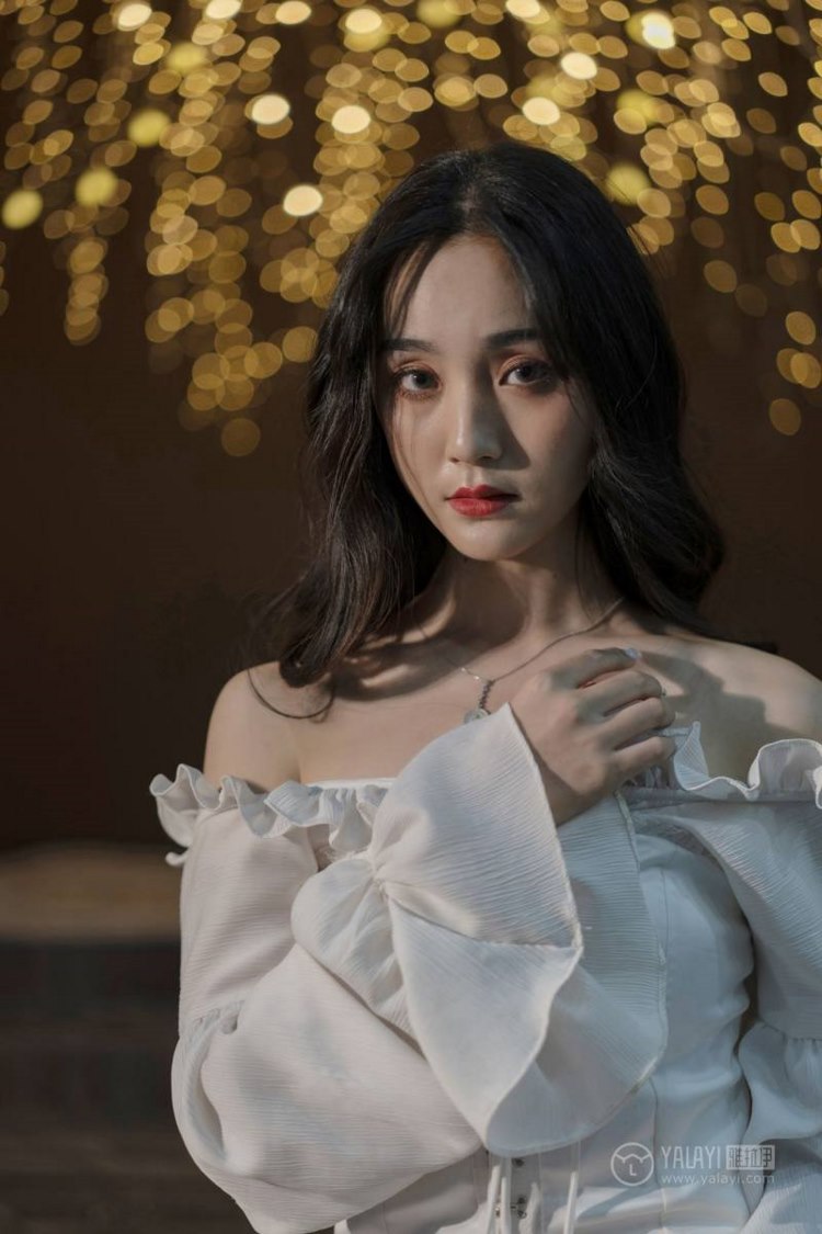 浪漫成熟名媛美女香肩锁骨居家性感妖娆写真图片