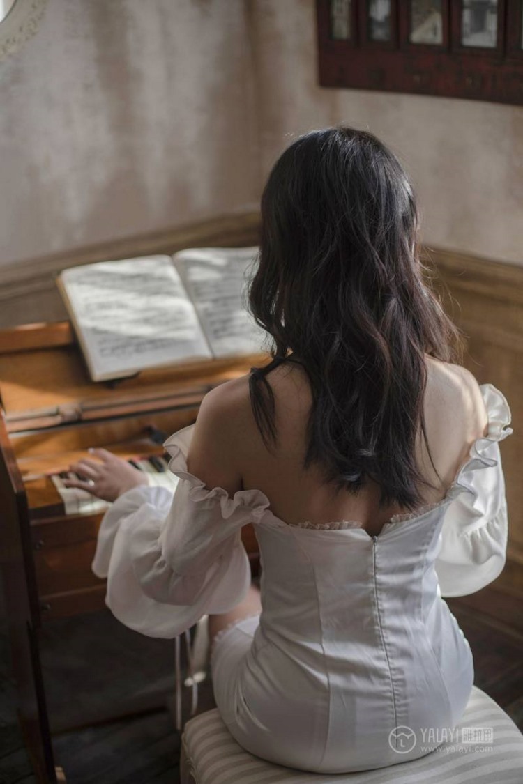 浪漫成熟名媛美女香肩锁骨居家性感妖娆写真图片