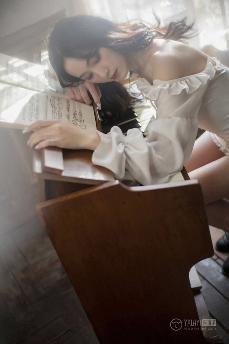 浪漫成熟名媛美女香肩锁骨居家性感妖娆写真图片