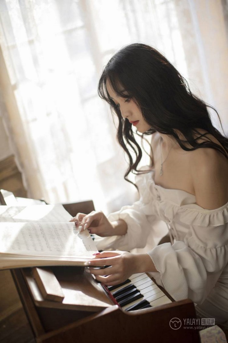 浪漫成熟名媛美女香肩锁骨居家性感妖娆写真图片