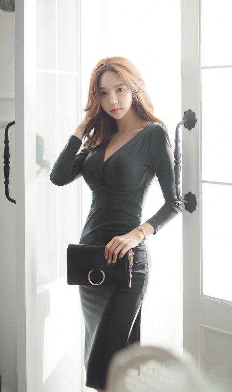 曼妙身材韩国气质美女修身长裙写真