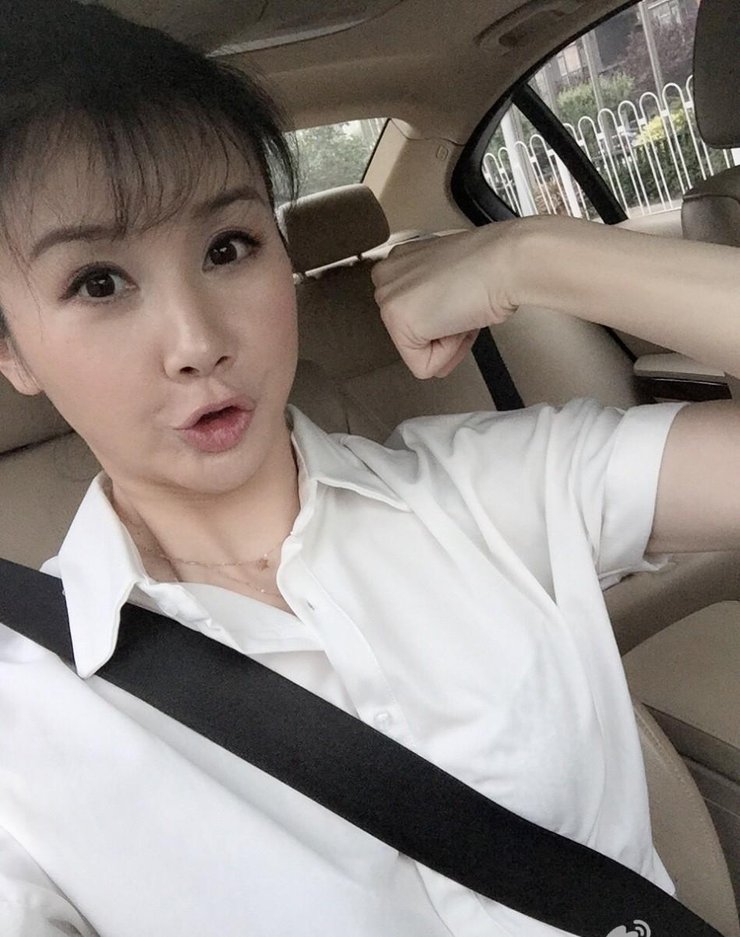 孙菲菲晒自拍美照 表情丰富元气满满