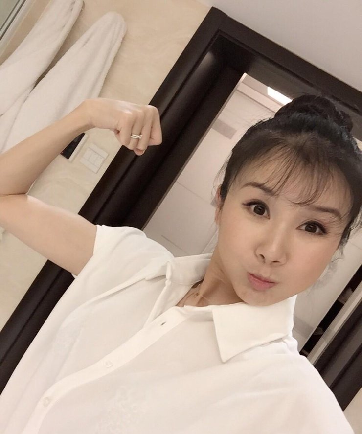 孙菲菲晒自拍美照 表情丰富元气满满