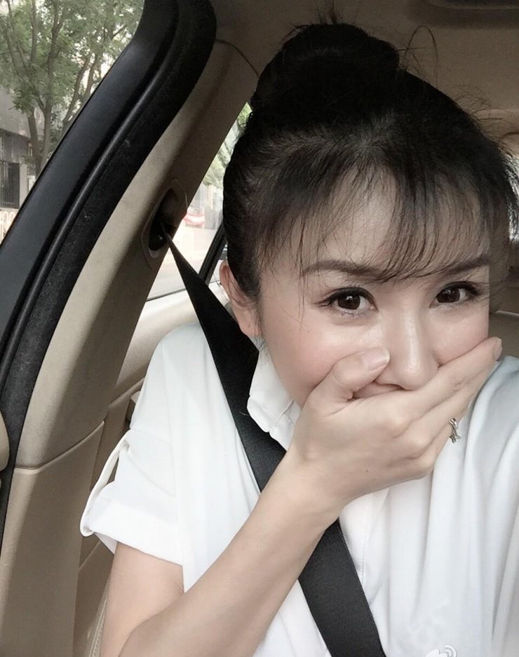 孙菲菲晒自拍美照 表情丰富元气满满