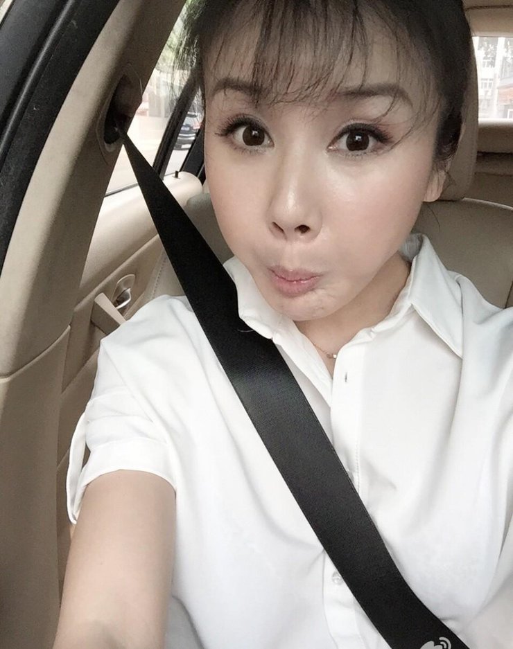 孙菲菲晒自拍美照 表情丰富元气满满