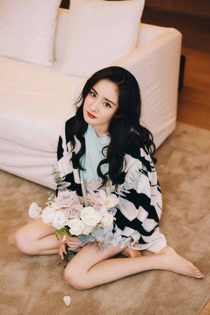 杨幂手拿花束温柔动人写真美照