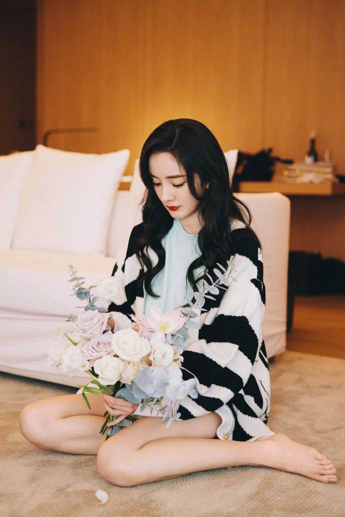杨幂手拿花束温柔动人写真美照