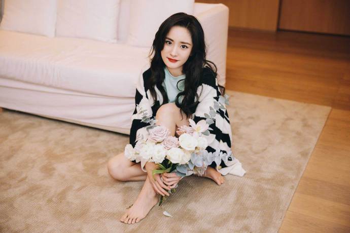 杨幂手拿花束温柔动人写真美照
