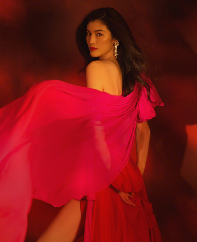 何穗桃红色高开叉纱裙凸显完美比例时尚先生盛典写真