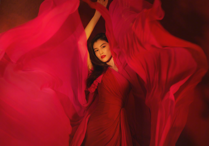 何穗桃红色高开叉纱裙凸显完美比例时尚先生盛典写真