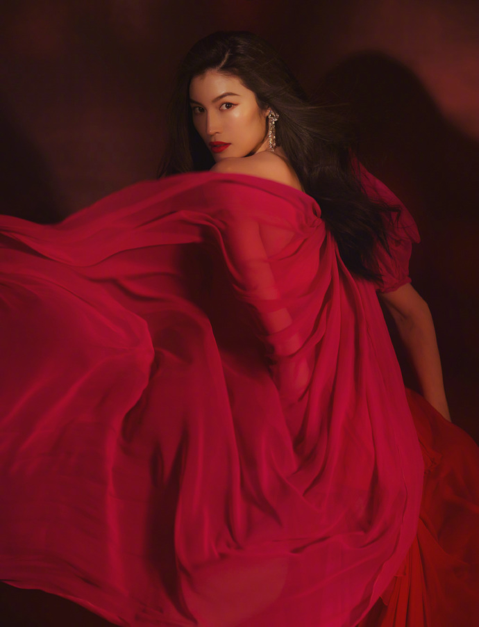 何穗桃红色高开叉纱裙凸显完美比例时尚先生盛典写真