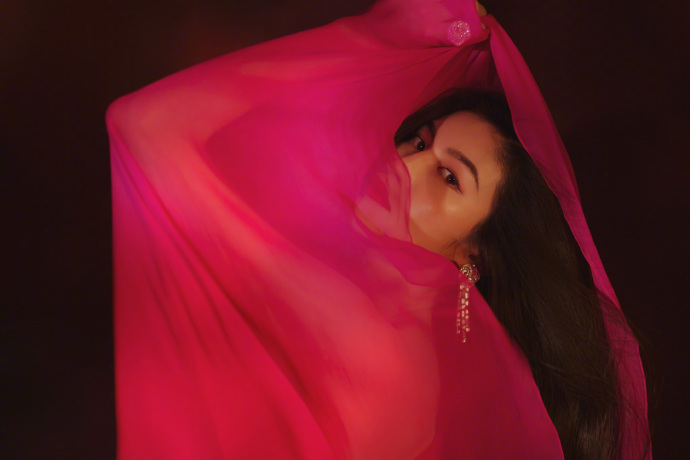 何穗桃红色高开叉纱裙凸显完美比例时尚先生盛典写真