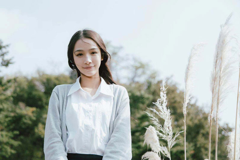 新人演员张南清新素颜写真图片