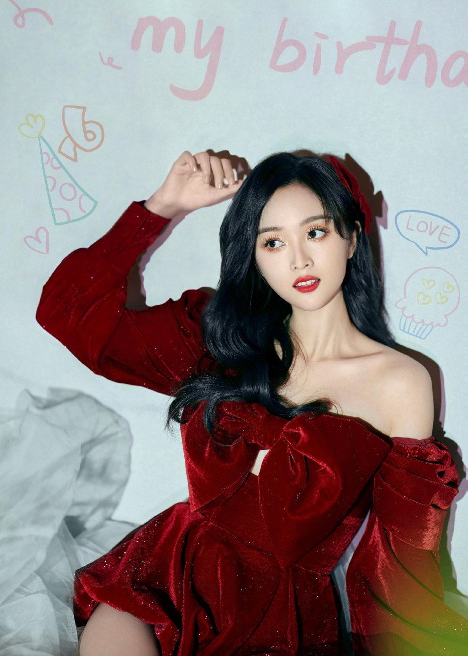 吴宣仪一字肩短裙甜美又俏皮写真