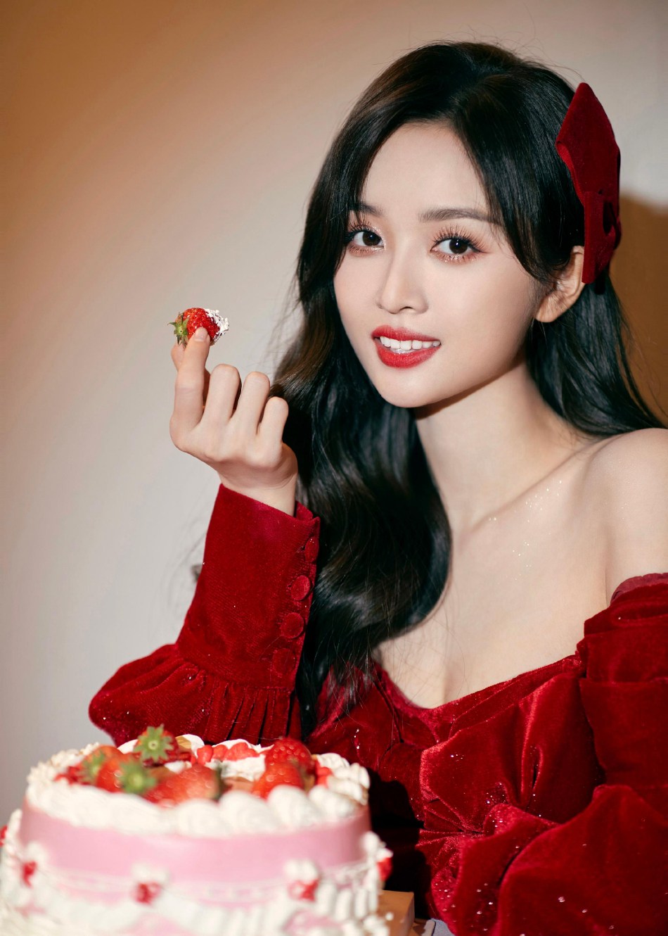 吴宣仪一字肩短裙甜美又俏皮写真