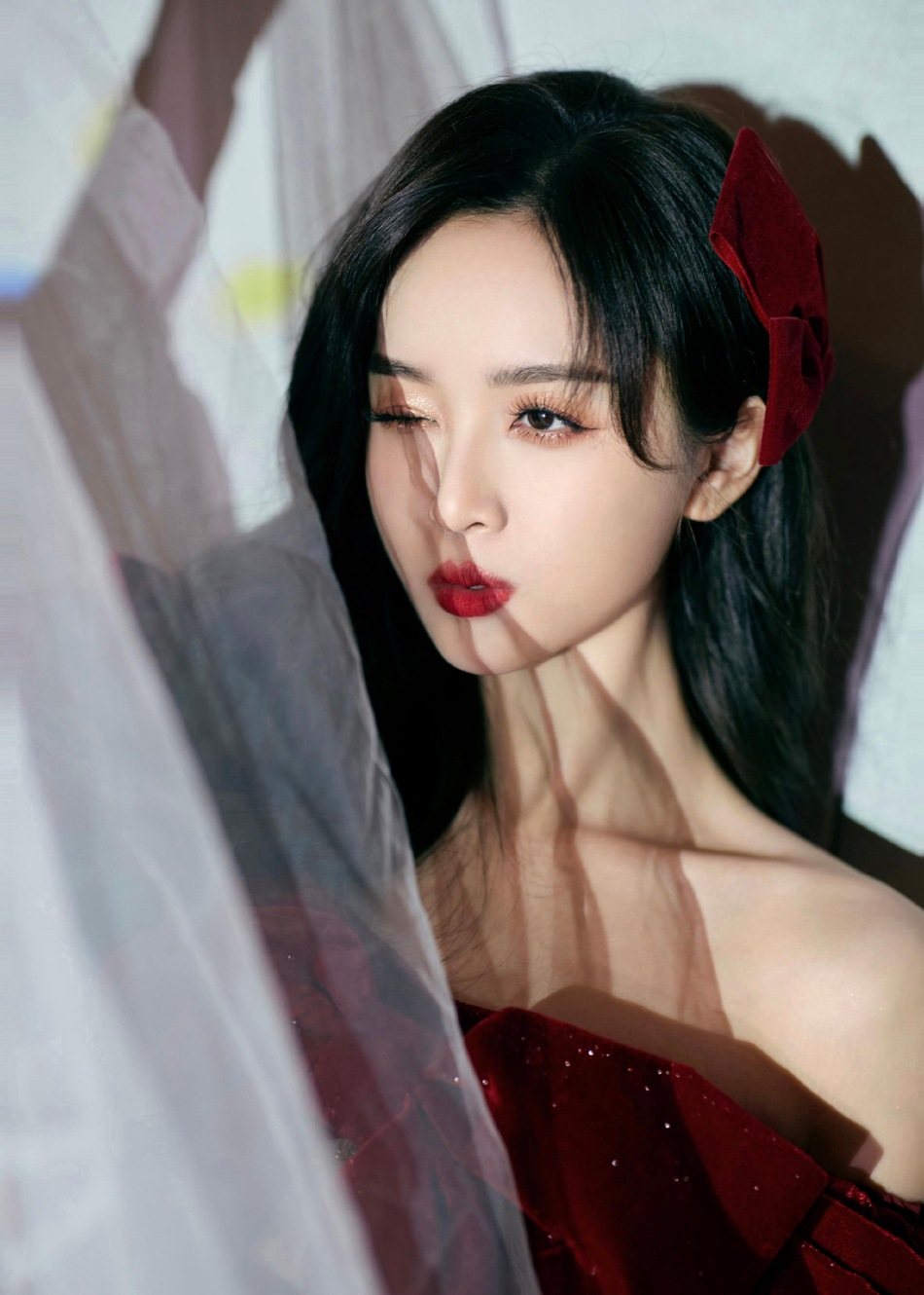 吴宣仪一字肩短裙甜美又俏皮写真