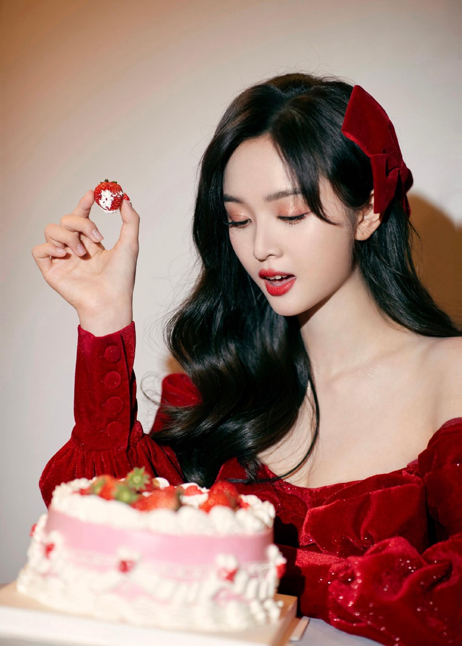 吴宣仪一字肩短裙甜美又俏皮写真