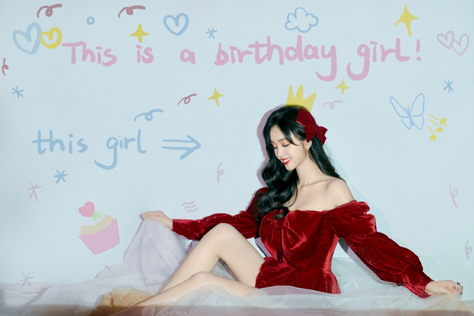 吴宣仪一字肩短裙甜美又俏皮写真