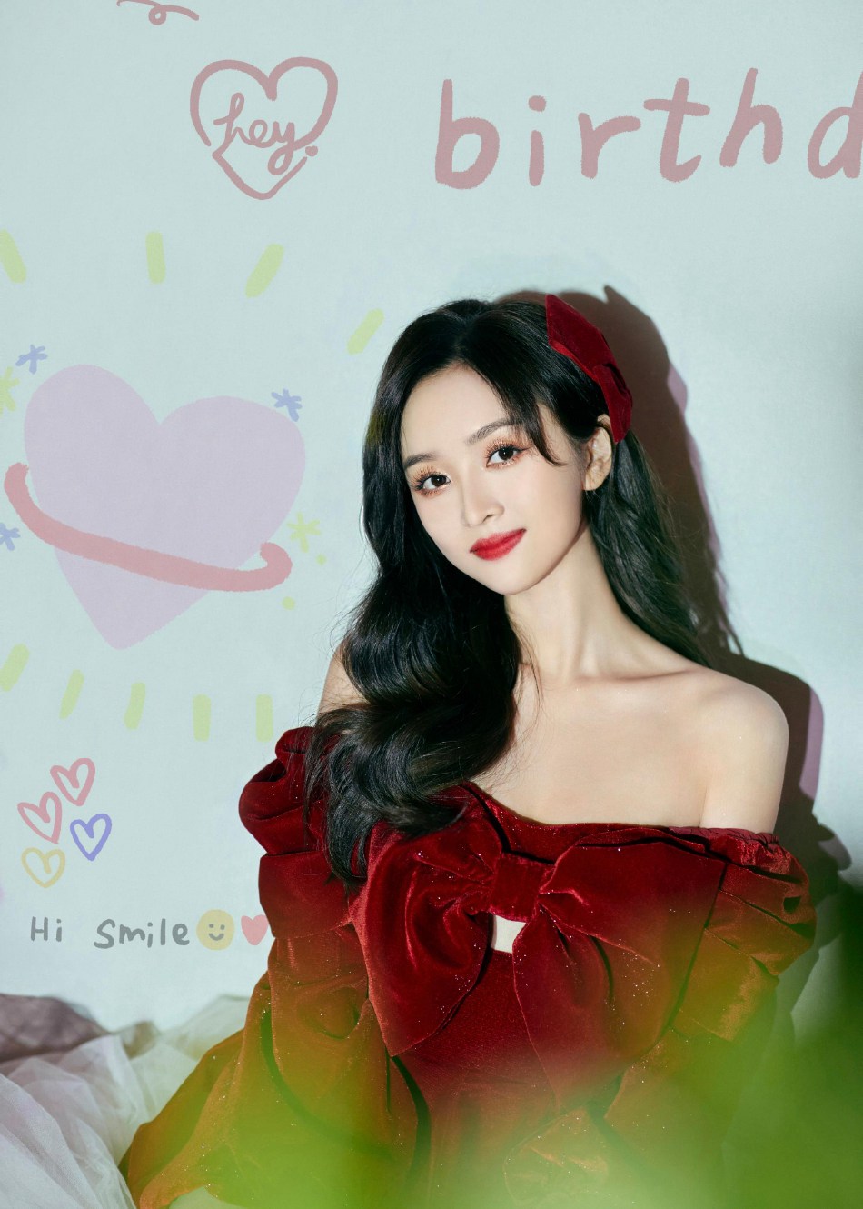 吴宣仪一字肩短裙甜美又俏皮写真