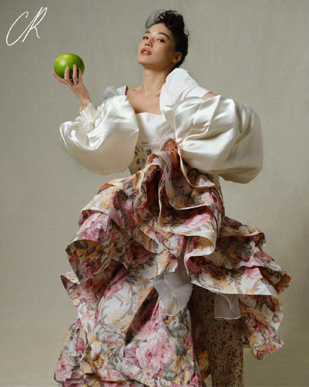 舒淇眉眼精致眼神澄澈杂志写真