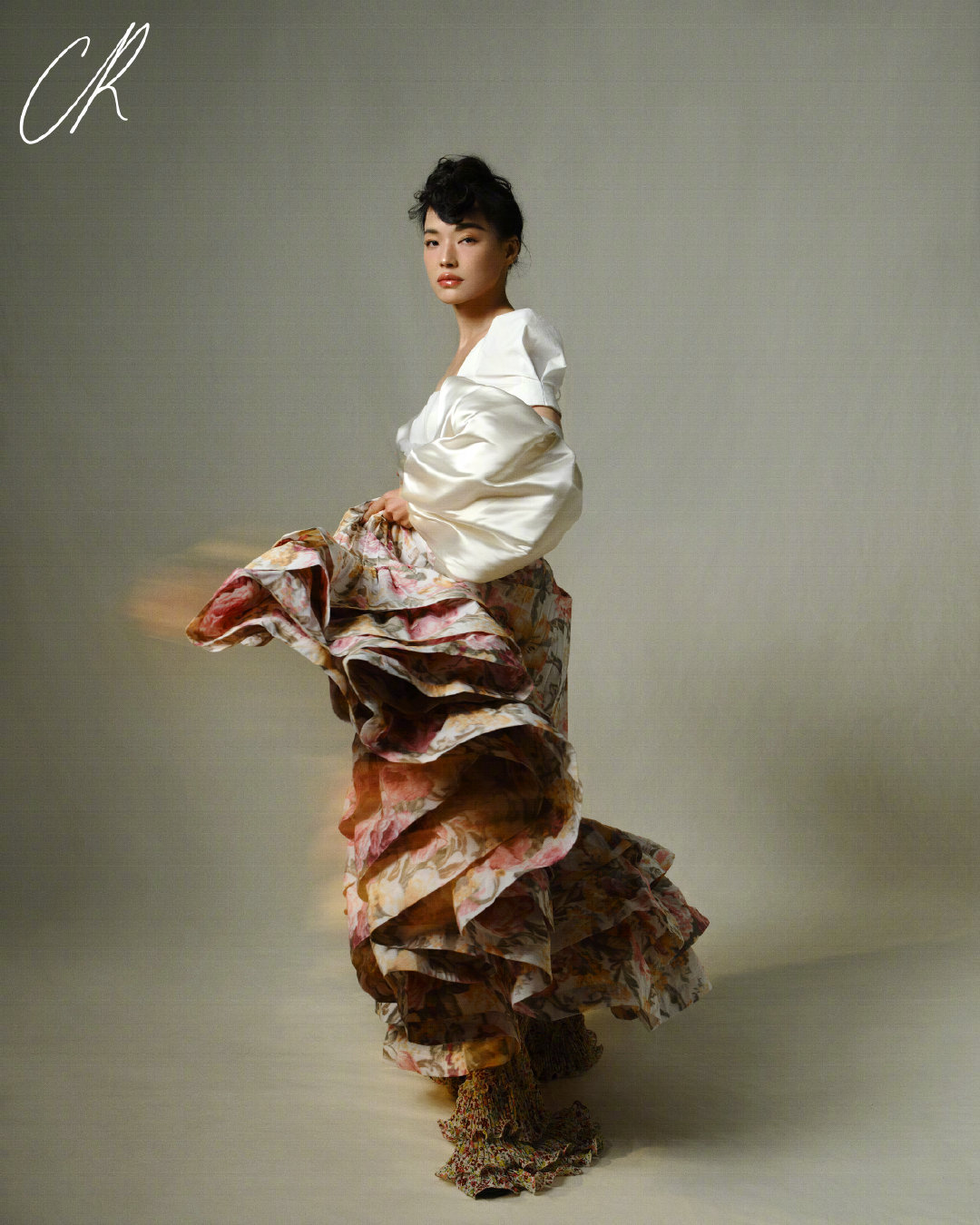 舒淇眉眼精致眼神澄澈杂志写真