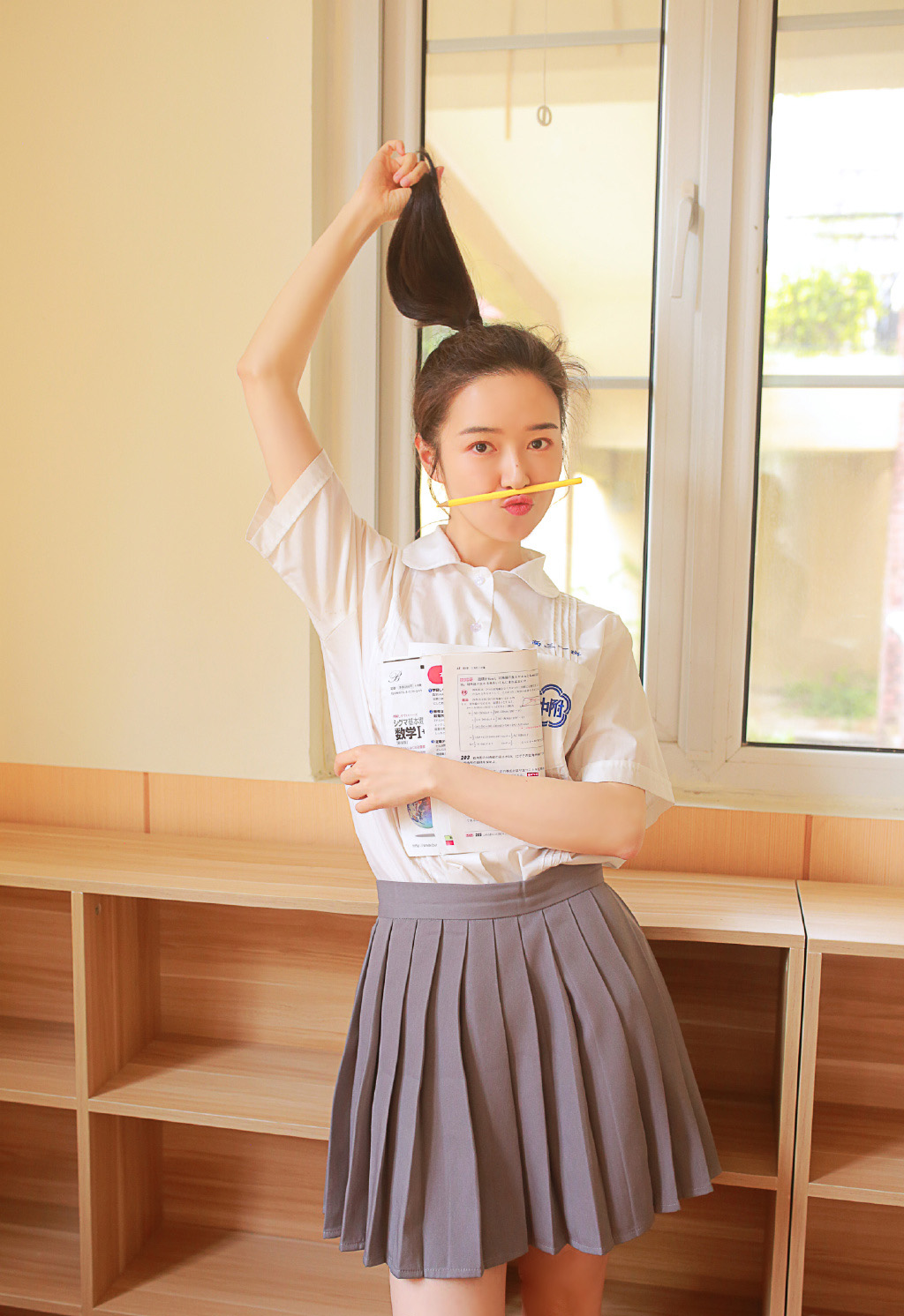 爆乳金色漂亮美女秘书风骚诱人性感长腿大胆姿势