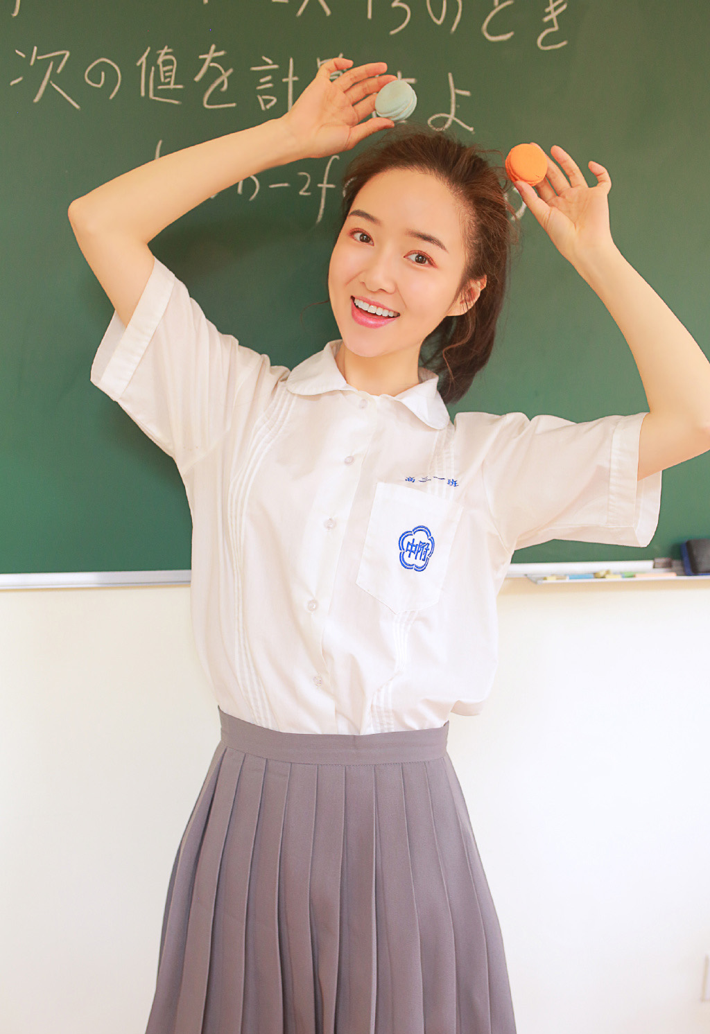 爆乳金色漂亮美女秘书风骚诱人性感长腿大胆姿势