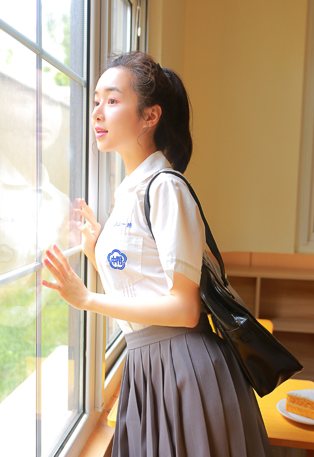 爆乳金色漂亮美女秘书风骚诱人性感长腿大胆姿势