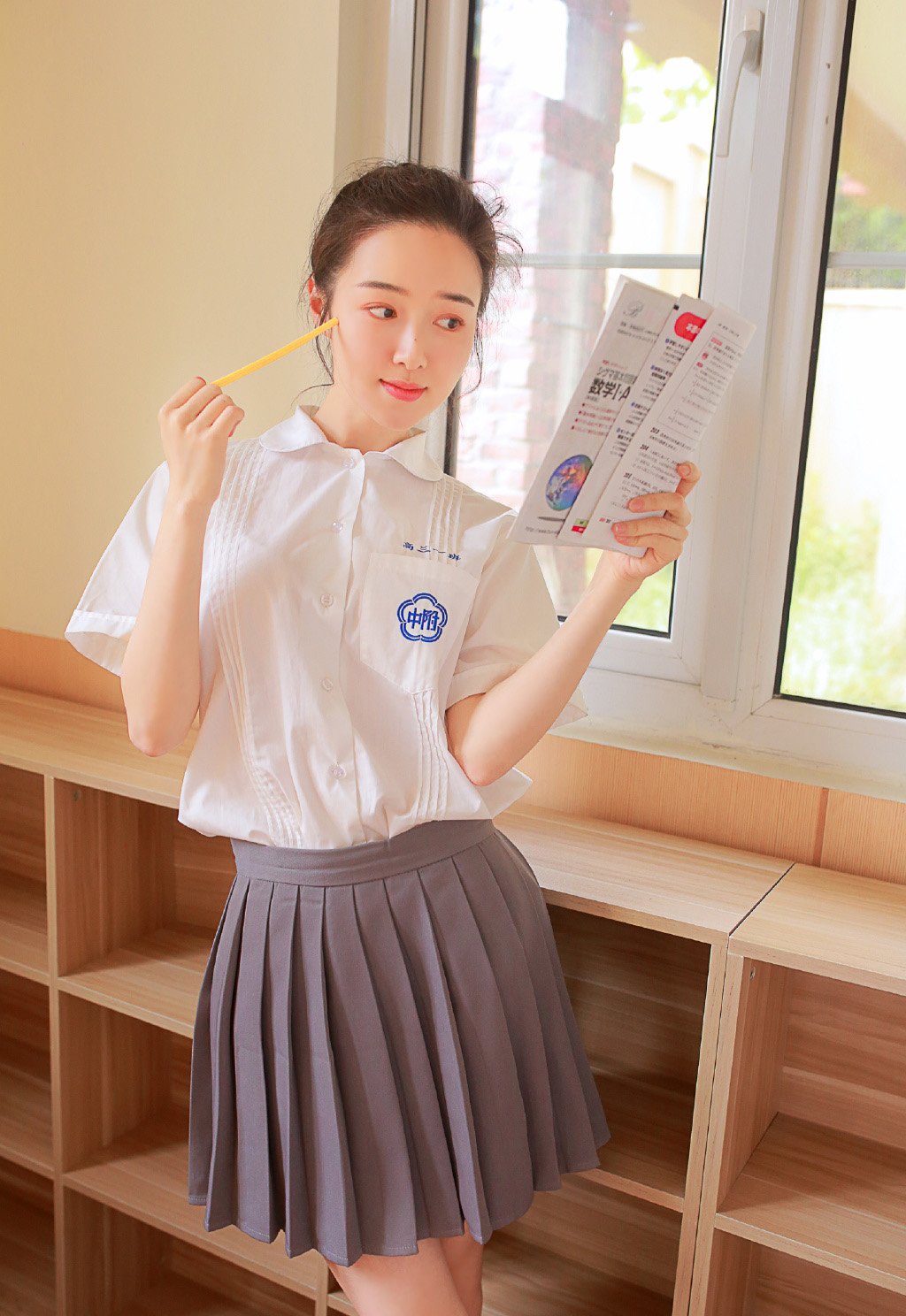 爆乳金色漂亮美女秘书风骚诱人性感长腿大胆姿势