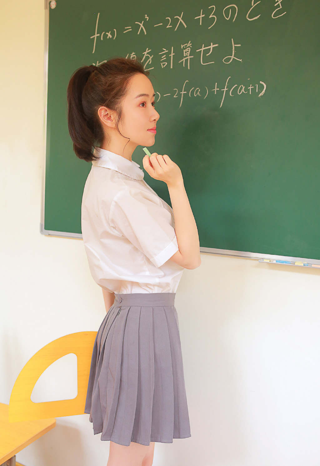 爆乳金色漂亮美女秘书风骚诱人性感长腿大胆姿势