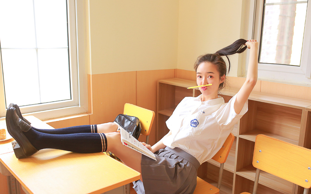 爆乳金色漂亮美女秘书风骚诱人性感长腿大胆姿势