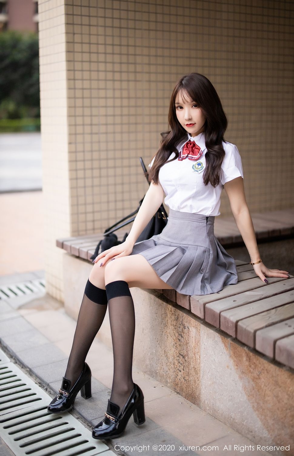 极品嫩模周于希学生装黑丝袜直男控福利摄影