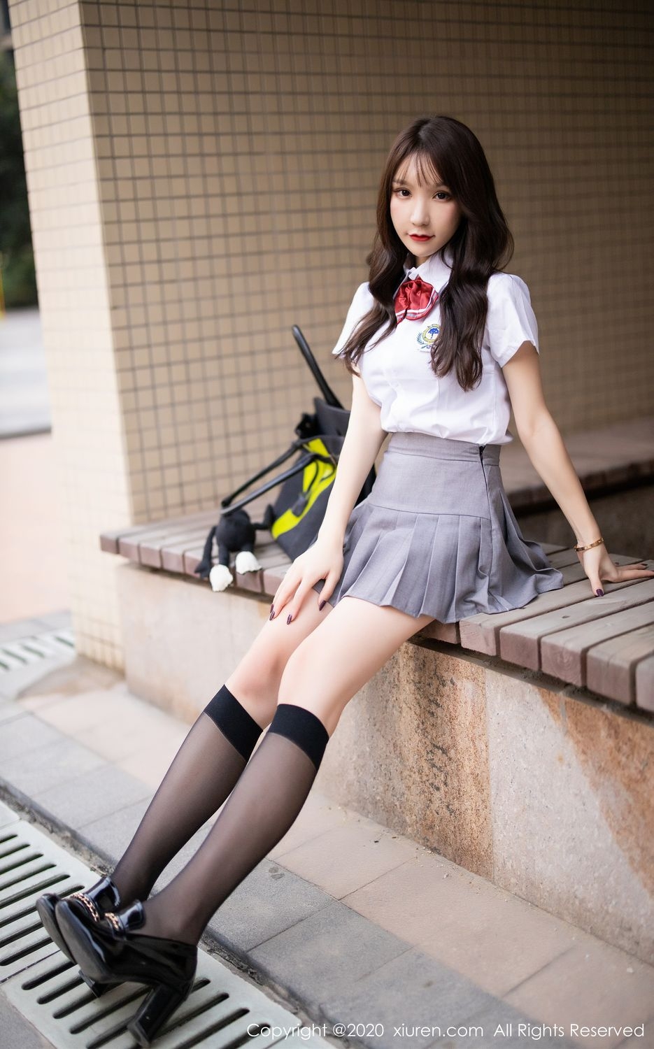 极品嫩模周于希学生装黑丝袜直男控福利摄影