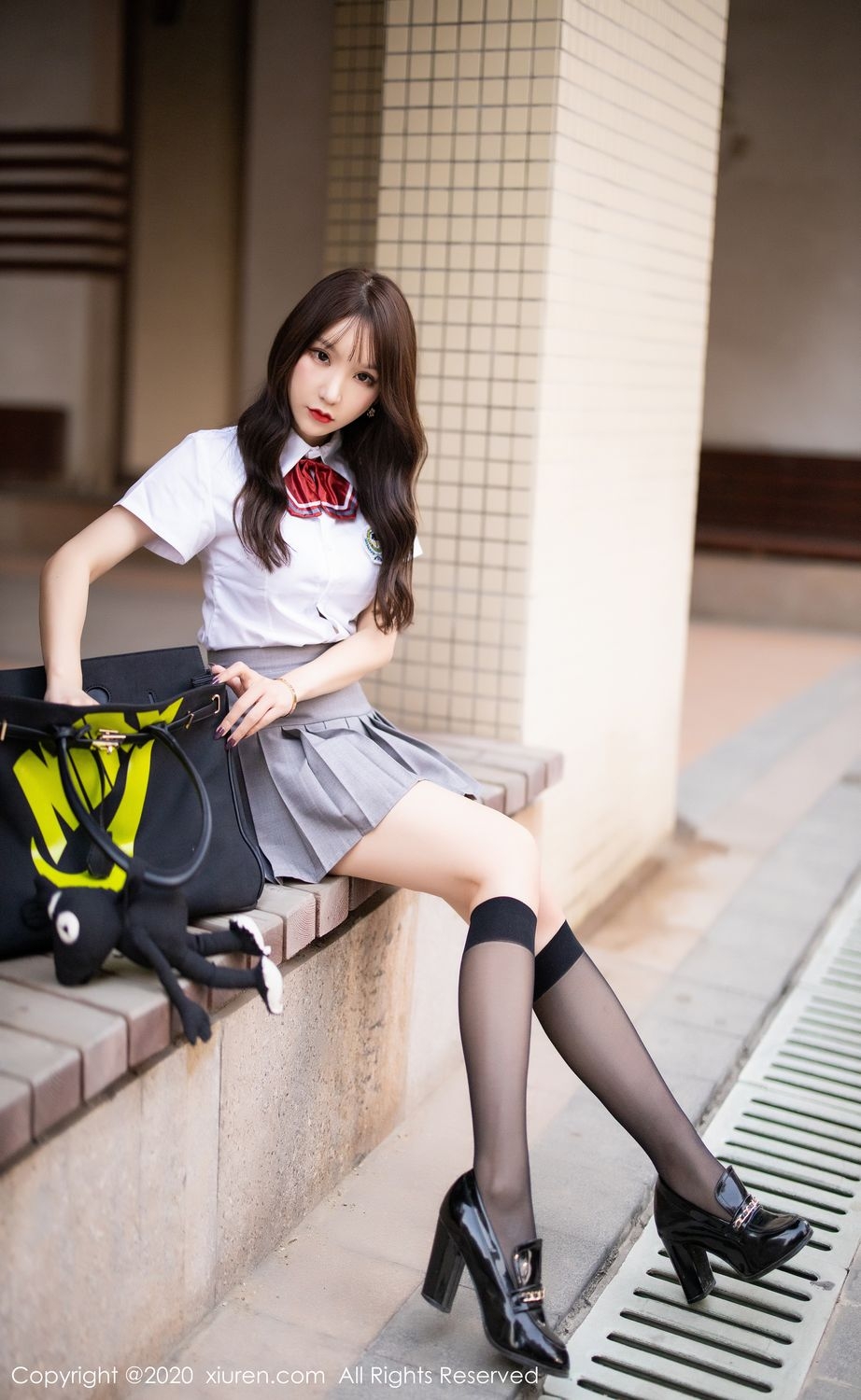 极品嫩模周于希学生装黑丝袜直男控福利摄影