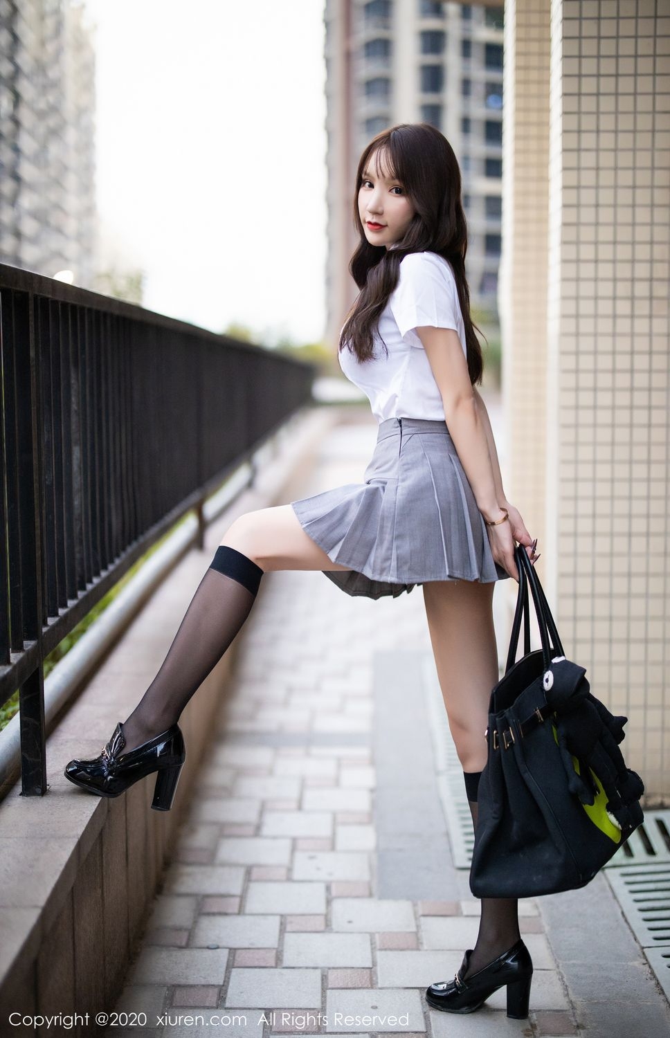 极品嫩模周于希学生装黑丝袜直男控福利摄影