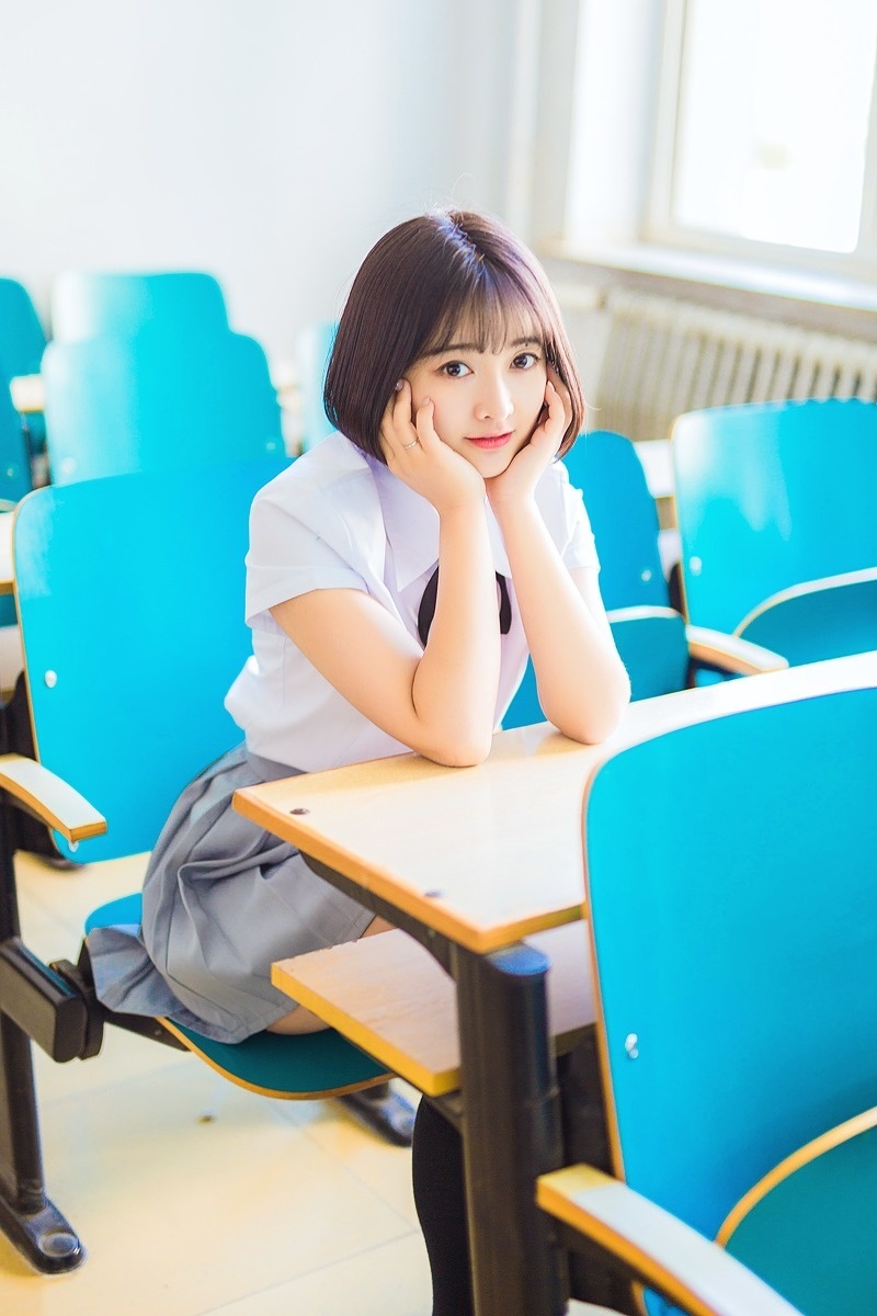 极品嫩模周于希学生装黑丝袜直男控福利摄影