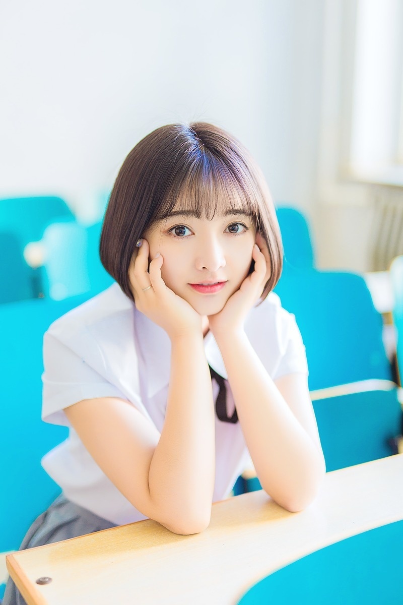 极品嫩模周于希学生装黑丝袜直男控福利摄影