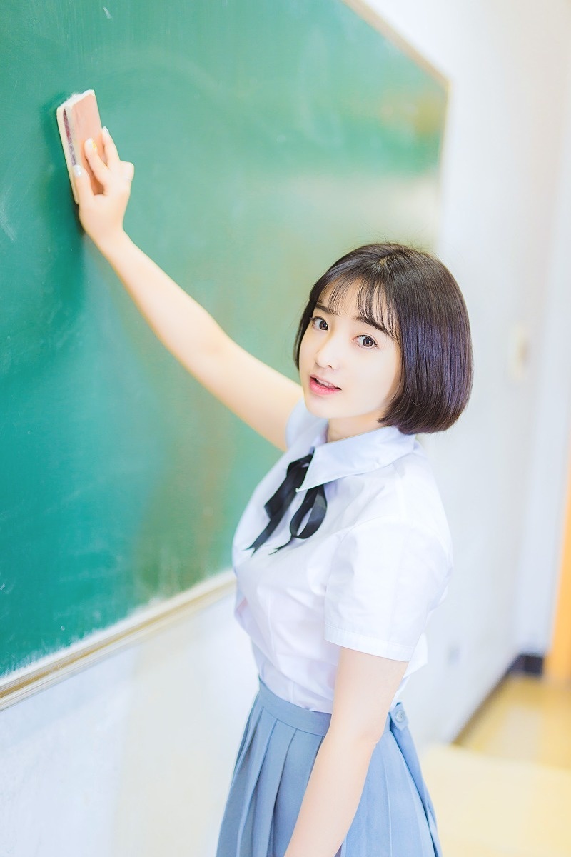 极品嫩模周于希学生装黑丝袜直男控福利摄影