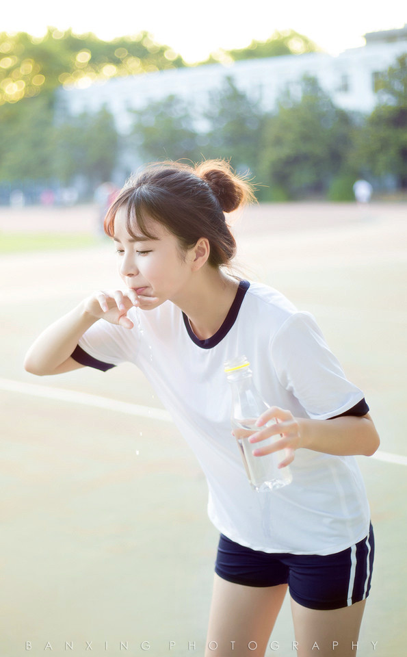 极品嫩模周于希学生装黑丝袜直男控福利摄影